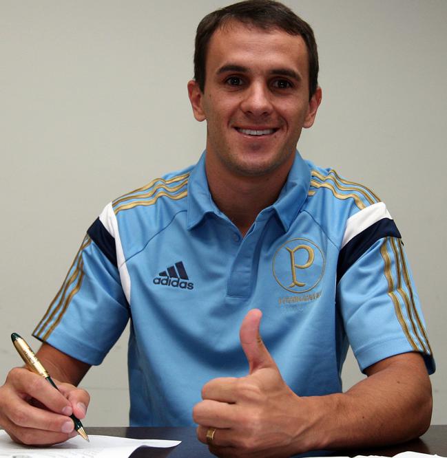 Lucas é o novo reforço do Palmeiras. O lateral chega com o aval de Oswaldo de Oliveira