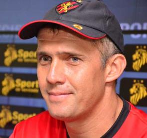 Eduardo Baptista: jovem treinador e que segue as pegadas de sucesso do pai