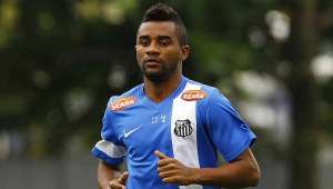 Em crise financeira, Santos pode perder Arouca, Cicinho e Mena
