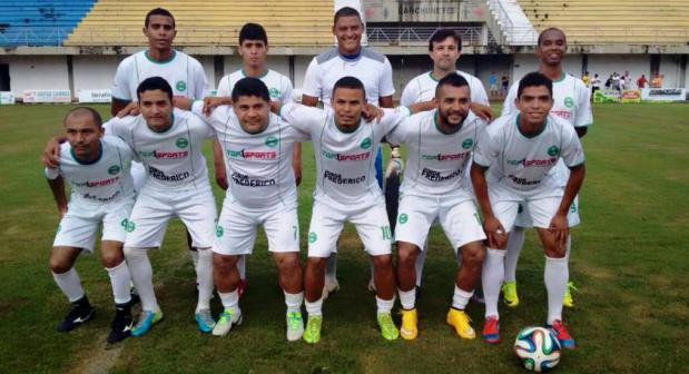 O atacante Gilberto Macena (segundo, agachado, da direita para esquerda) atuou pelo time dos ‘Amigos do Kariri’ - Divulgação