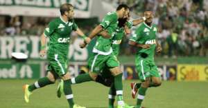 Palmeiras confirma balão no Corinthians e fecha com atacante Leandro da Chapecoense