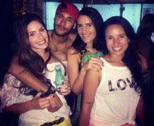 Neymar cai nos braços de Camila Karam, futura médica paulistana e mostra que esqueceu Bruna Marquezine