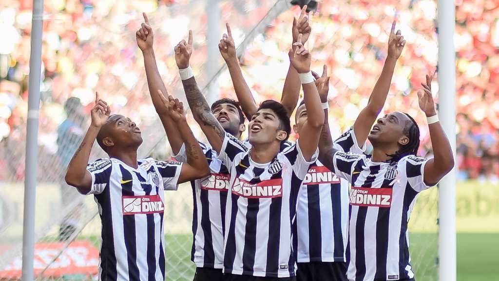 Robinho, à esquerda, é cotado no Palmeiras em 2015
