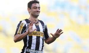 Exames médicos deixam meia Daniel mais longe do Palmeiras