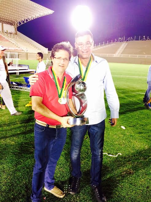 Nenê Zini e Eduardo Uram com a taça da Série D