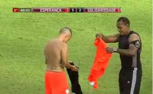 D'Alessandro comanda festa, 'vira' árbitro e celebra sucesso em jogo beneficente