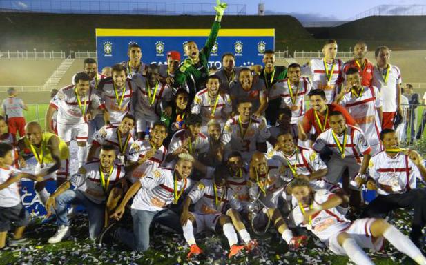 Em Muriaé, os jogadores comemoram o título da Série D ainda no gramado