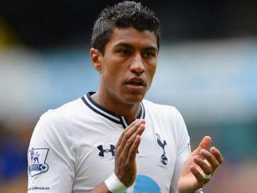 Paulinho sofreu para se adaptar ao futebol inglês, mas tem pretendentes fortes para continuar na Europa