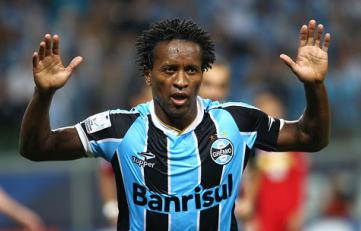 Zé Roberto: ainda polivalente aos 40 anos de idade. Impressionante.