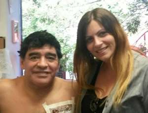 Homenagem? Maradona faz tatuagem de “cadela” para homenagear namorada