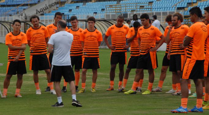 Sérgio Camarda, fisiologista, orientou os jogadores antes dos testes físicos realizados no Barão da Serra Negra - Foto: XV - Oficial