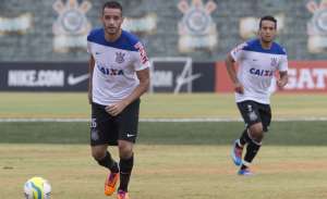 Flamengo encerra negociação por Conca e quer Jadson, do Corinthians