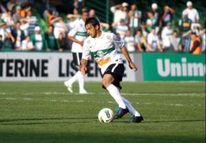 Coritiba ironiza Palmeiras e garante permanência de Robinho