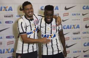 Corinthians apresenta Edílson e Mendoza como reforços nos Estados Unidos