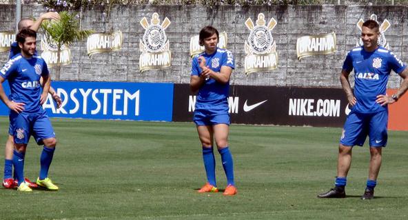 Lodeiro (esquerda) descarta saída do Corinthians após chegada de Tite 