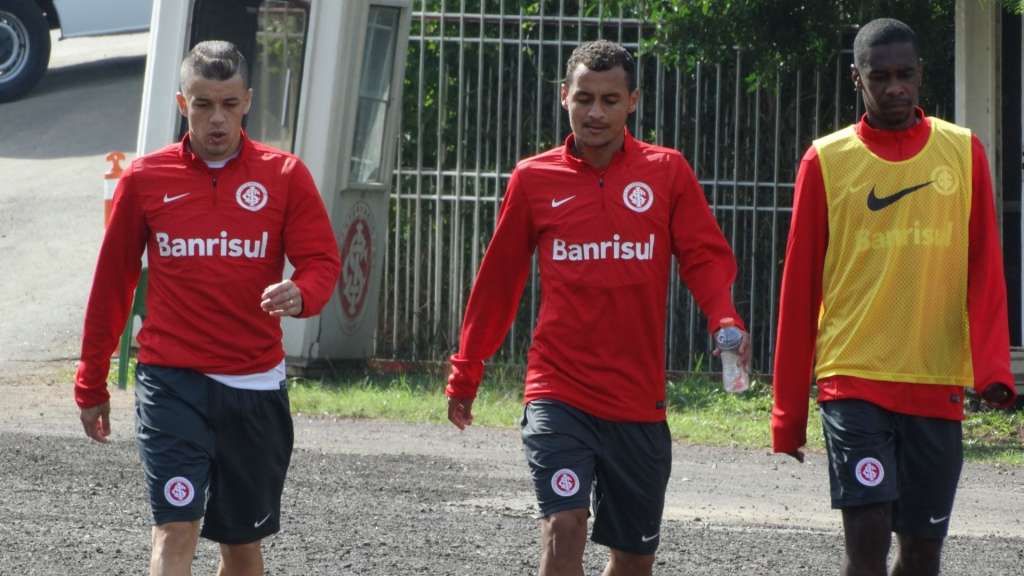 Alan Patrick, do meio, é o novo reforço do Palmeiras