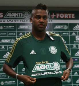 Kelvin chega ao Palmeiras e diz não temer a concorrência de atacantes