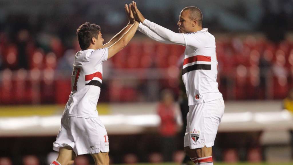 Osvaldo em comemoração de gol com Luis Fabiano