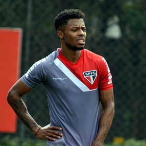 Sem Kaká, Michel Bastos quer vaga de titular no São Paulo em 2015