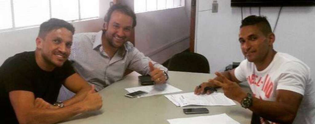 Popó (à dir.) e Ferdinando assinam contrato ao lado do empresário César Soler