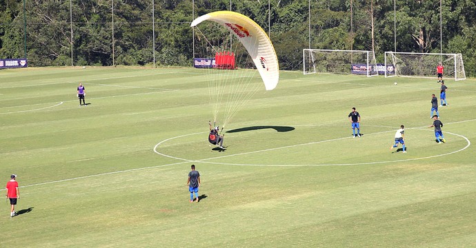 Rafael Goberna chega de para-quedas no  CT de Jarinu - Divulgação / Red Bull Brasil