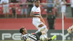 Álvaro Pereira deixa o São Paulo e deve ir para o Estudiantes