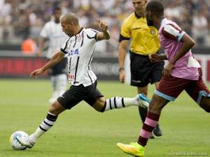Em relação de amor e ódio com o Corinthians, Emerson cai nas graças da torcida