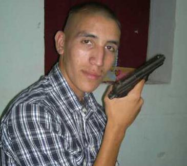 Negociando com o São Paulo, Adrián Ricardo Centurión tem foto com arma circulando na internet
