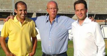 O presidente do Capivariano, Vadinho, entre o vice-prefeito Vitor Riccomini (à esquerda) e o prefeito Rodrigo Proença (à direita) - Eduardo Júnior