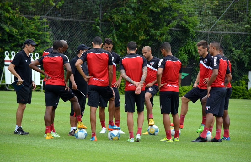 Muricy organiza o time do São Paulo para estreia