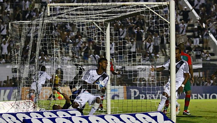 Biro Biro, baixinho emprestado pelo Fluminense, marcou os dois gols da Ponte Preta, que perdeu nos acréscimos - Foto: Ueber Fernandes - AFI