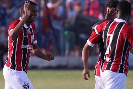 Michel Bastos fez um belo gol e assumiu a responsabilidade de substituir a Kaká