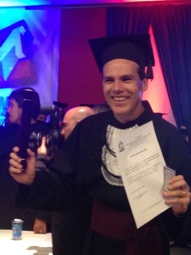 Elder Campos se forma em educação física 