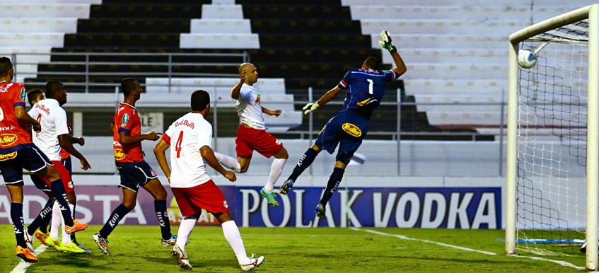 Falta cobrada por Jonas acertou o ângulo do goleiro Leandro Santos. Foto: Ueber Fernandes (Agência Futebol Interior) - Foto: Ueber Fernandes - AFI