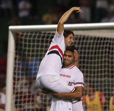 Pato, em nota de rara inspiração, fez três gols e derrubou o caçula Capivariano no Pacaembu - Foto: SPFC - Oficial