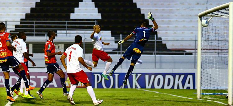 Red Bull saiu na frente com um gol de falta (imagem) e depois cedeu empate ao Penapolense nos acréscimos. - Foto: Ueber Fernandes - AFI