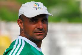 Técnico de sucesso no Sul, Hélio Vieira aguarda uma oportunidade no Sudeste