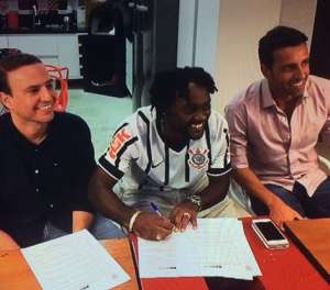 É da Fiel! Corinthians surpreende e fecha com Vagner Love