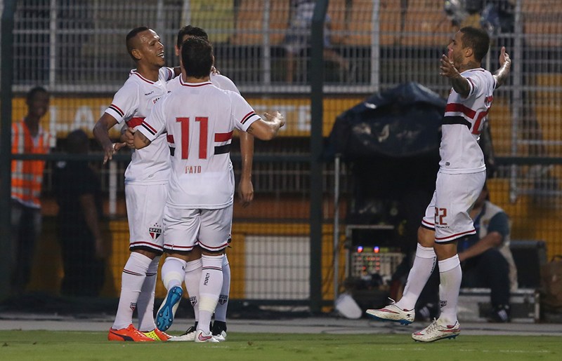 Jogadores comemoram primeiro gol de Luís Fabiano no São Paulo