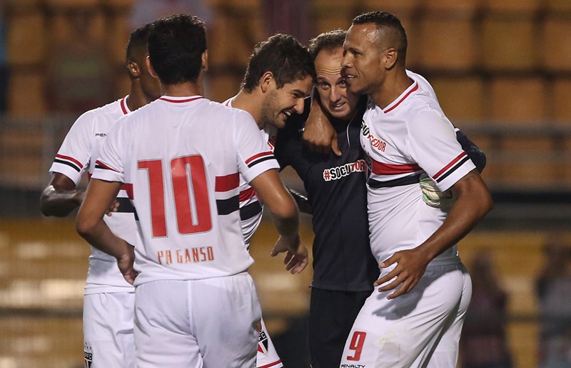 Rogério Ceni é abraçado por companheiros do São Paulo após seu gol