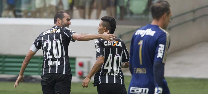 Danilo agradece a Petros que aproveitou vacilo de Vitor Hugo e fez o passe de bandeja