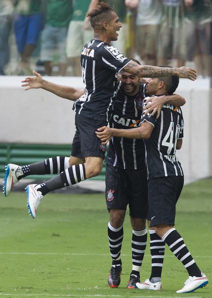 Danilo marcou o gol da vitória do Corinthians sobre o Palmeiras, muito festejada pelos jogadores - Foto: Agência Corinthians