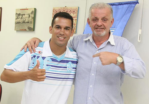Sérgio Melle adora posar ao lado de suas contratações, mas depois se complica na hora de pagar os salários