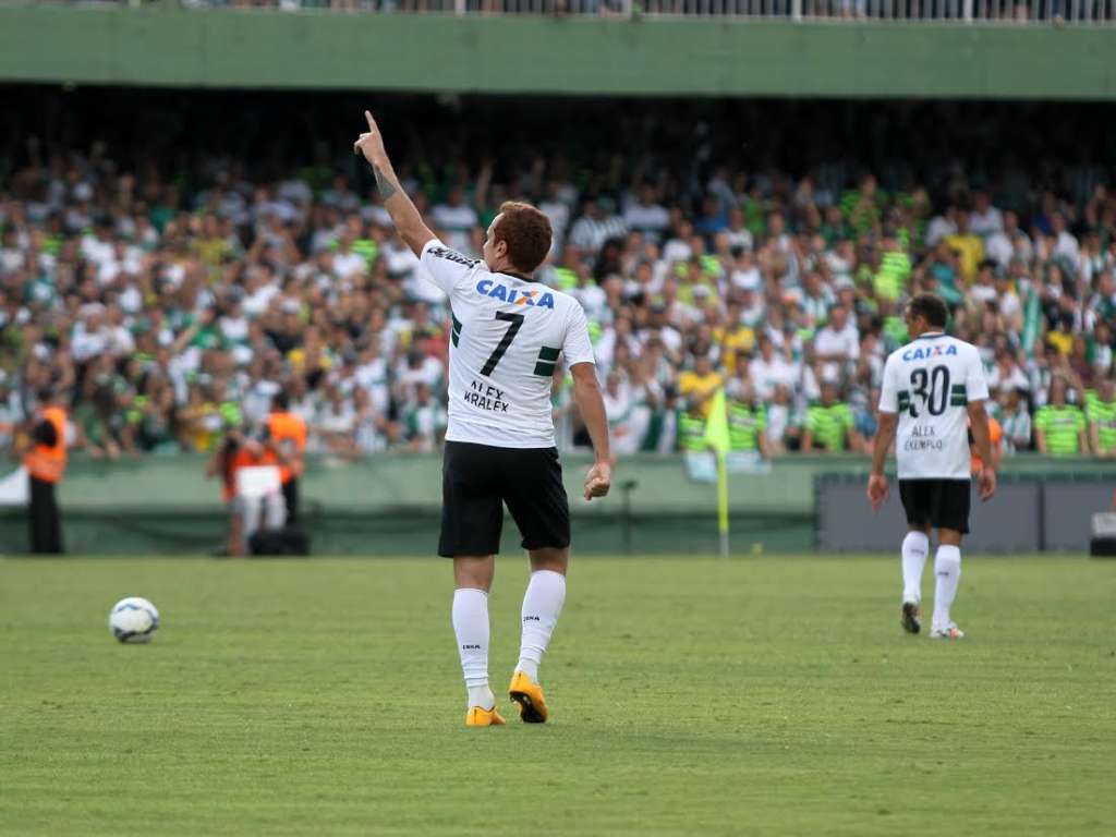 Zé Love ainda pode parar na Ponte Preta na temporada 2015