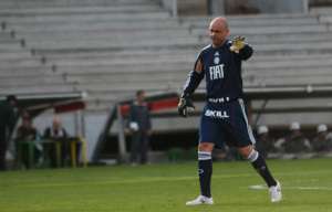 Internado, ex-goleiro Marcos agradece apoio e prevê tempo 'de molho'