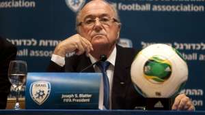 Oposição revela que Blatter distribui dinheiro para ser reeleito na Fifa
