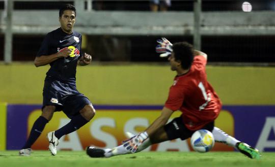 Willian Magrão marcou um dos gols do Red Bull na vitória sobre o Bragantino, por 3 a 2 Willian Magrão marcou um dos gols do Red Bull na vitória sobre o Bragantino, por 3 a 2