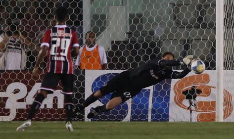 Rogério Ceni operou milagres no empate sem gols no clássico com o Santos na Vila Belmiro Rogério Ceni operou milagres no empate sem gols no clássico com o Santos na Vila Belmiro