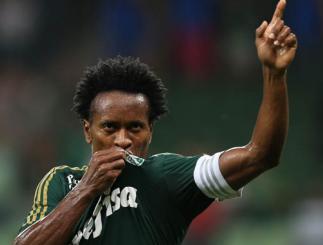O quarentão Zé Roberto é o novo 