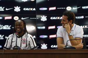 Libertadores: Vagner Love chega ao Corinthians e pondera sobre participação no clássico